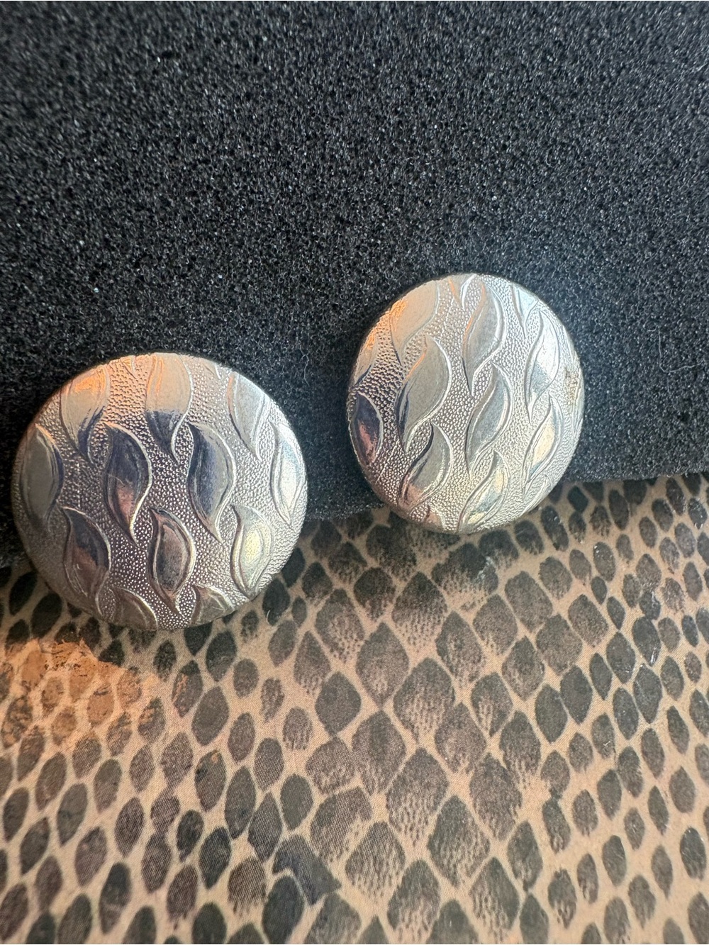 Vintage Silver Tone Button Clip-On Earrings w/ Engraved Leaf Pattern - Picture 4 of 6